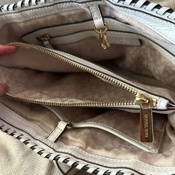 Summer Straw Michael Kors Handbag with White Leather Straps - Picture 10 of 17
